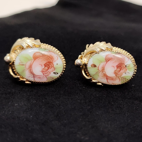 Vintage Whiting & Davis Floral Painted Porcelain Cameo Clip on Earrings - Picture 11 of 14